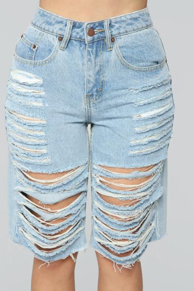 DAYDREAMING DISTRESSED BERMUDA SHORTS - LIGHT BLUE WASH